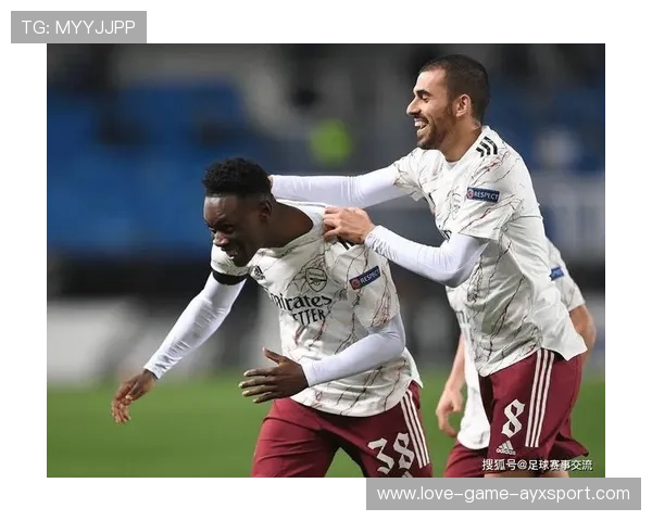 加拉塔萨雷利用中路直塞打出多次良机，展现现代足球战术之魅力